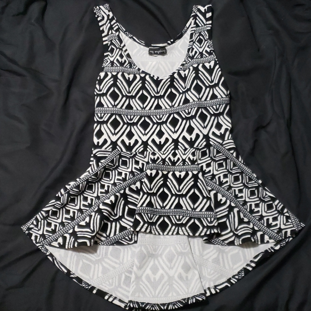 Women's black and white patterned pendulum top